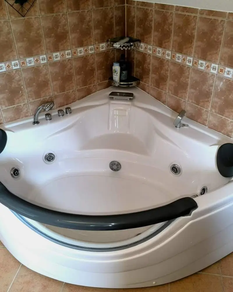 Ugaona jacuzzi kada u kupatilu na spratu